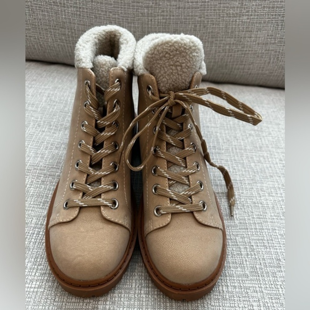 NWOT Women's Tan Lace-Up Ankle Boots